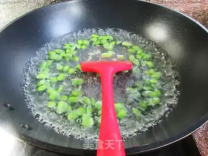 Make Five fragrances and fried beans step 3