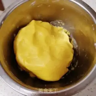 Make The egg yolk mooncake step 2