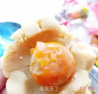 Make The egg yolk mooncake step 3