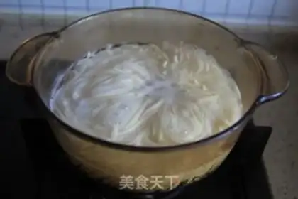 Make Egg sauce noodles step 1