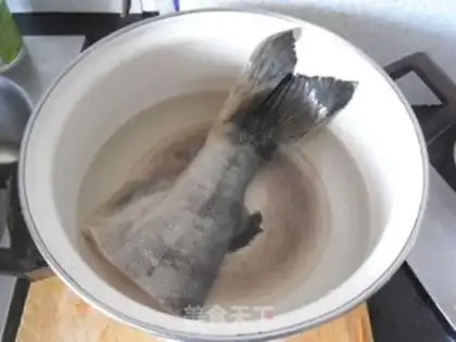 Make Clear the salmon tail step 1