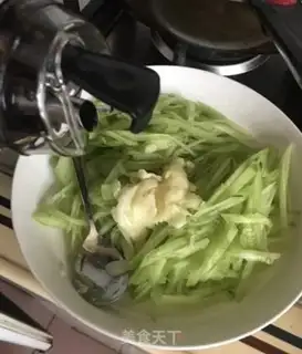 Make The roast cucumber garlic noodles step 7