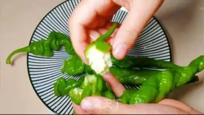 Make Creamed pepper fried eggs step 1