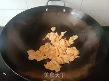 Make Tomato eggs and shrimp step 1
