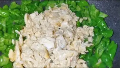 Make Creamed pepper fried eggs step 9