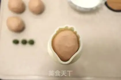 Make Strawberry rice mooncake step 11