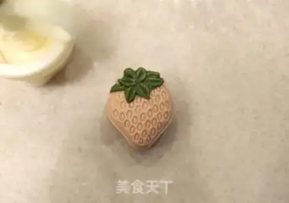 Make Strawberry rice mooncake step 12