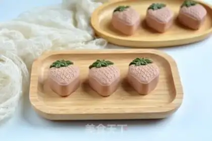 Make Strawberry rice mooncake step 13