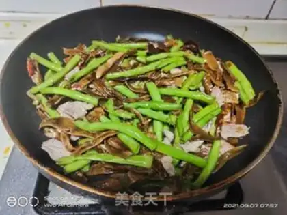 Make Barbecue sausage salad step 3
