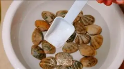 Make Cracking eggs step 1