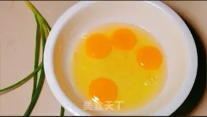 Make Cracking eggs step 5