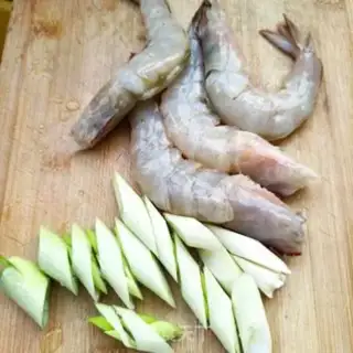 Make Shrimp noodles step 1