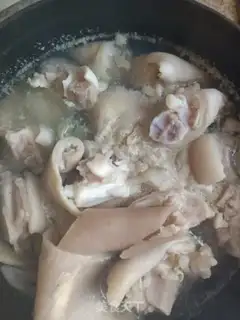 Make Soy sauce pig hoof step 1