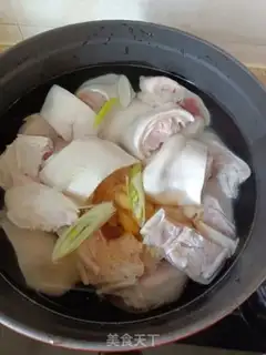 Make Soy sauce pig hoof step 2