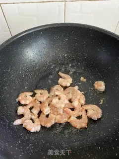 Make Corn shrimp fried eggs step 1