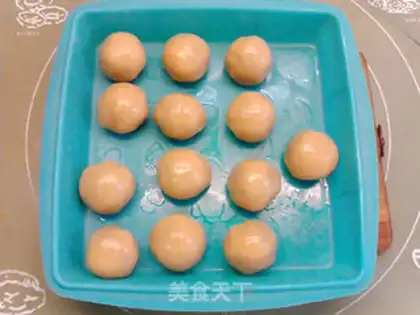 Make Bean-saloon mooncake step 12