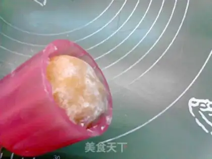 Make Bean-saloon mooncake step 13