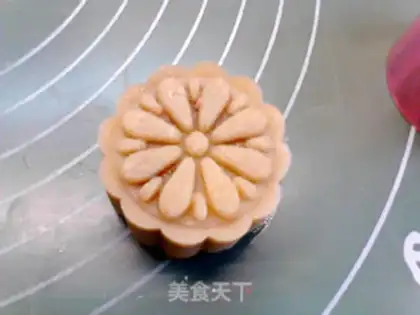 Make Bean-saloon mooncake step 15