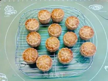 Make Bean-saloon mooncake step 17
