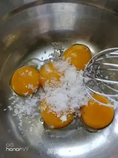 Make Pineapple-fruit twirl cake step 3