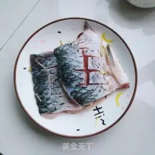 Make A piece of pepper steamed fish step 1