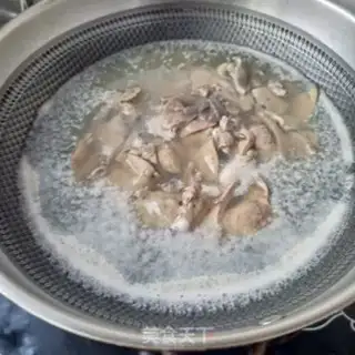 Make Red oil pork noodles step 3