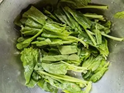 Make Onions, spinach step 1