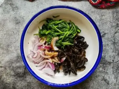 Make Onions, spinach step 6