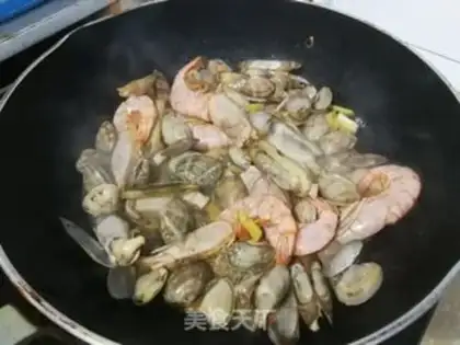 Make Seafood noodles step 3