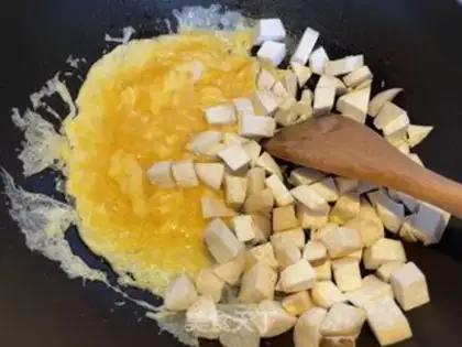 Make Olive chicken-legged rice step 2