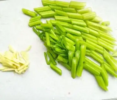 Make Celery makes fresh lilies step 1