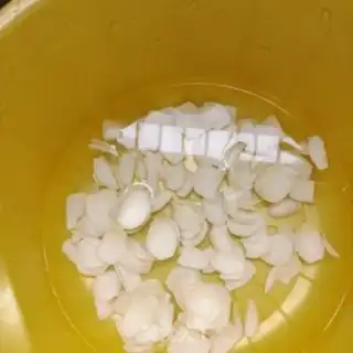 Make Celery makes fresh lilies step 2