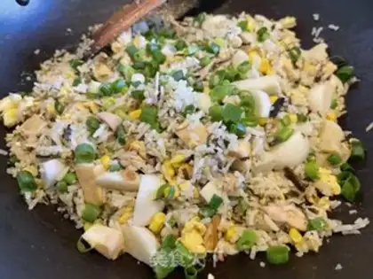 Make Olive chicken-legged rice step 5