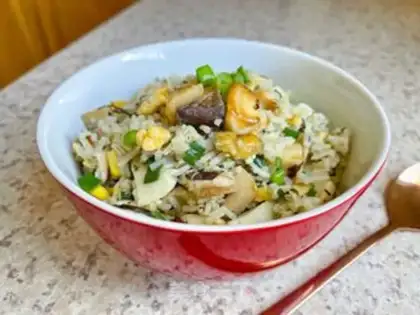 Make Olive chicken-legged rice step 6