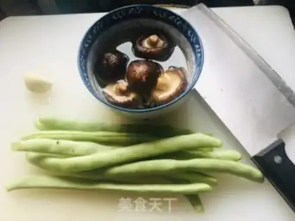Make Chicken mushrooms and potatoes. Noodles step 1