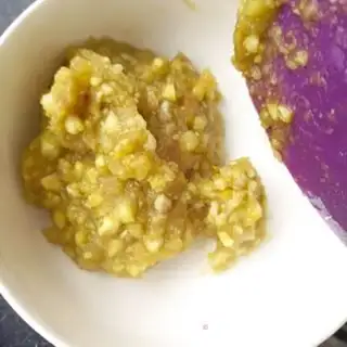 Make Chestnut strawberry ice cream mooncake step 9