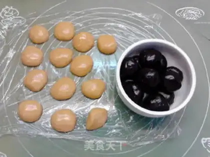Make Blueberry mooncake step 5