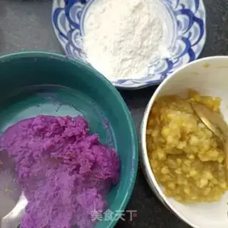 Make Chestnut strawberry ice cream mooncake step 10