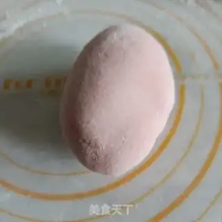 Make Chestnut strawberry ice cream mooncake step 11