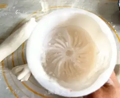 Make Chestnut strawberry ice cream mooncake step 13
