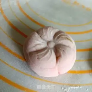 Make Chestnut strawberry ice cream mooncake step 15