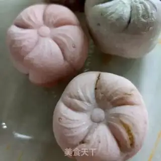 Make Chestnut strawberry ice cream mooncake step 16