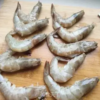 Make Celery spicy shrimp step 1