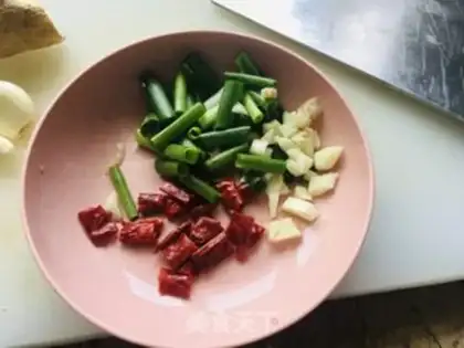Make Soybeans fried carrots step 1