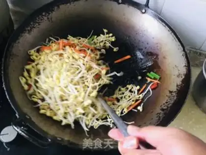 Make Soybeans fried carrots step 3