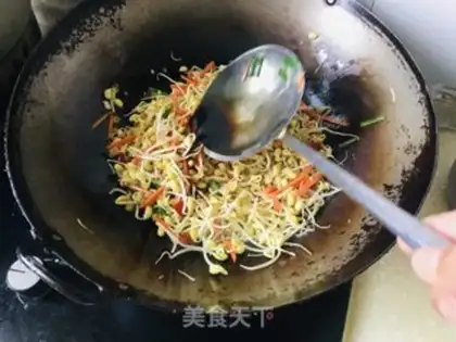 Make Soybeans fried carrots step 5