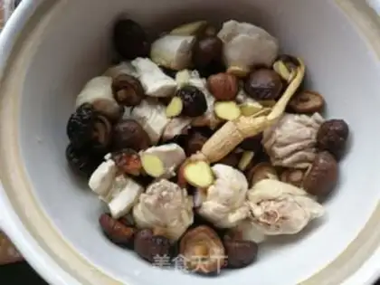 Make Chicken soup with sea cucumber mushrooms step 4