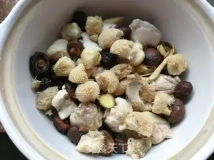 Make Chicken soup with sea cucumber mushrooms step 5