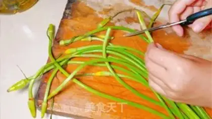 Make Garlic fried eggs step 1