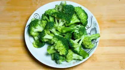 Make Garlic broccoli step 1